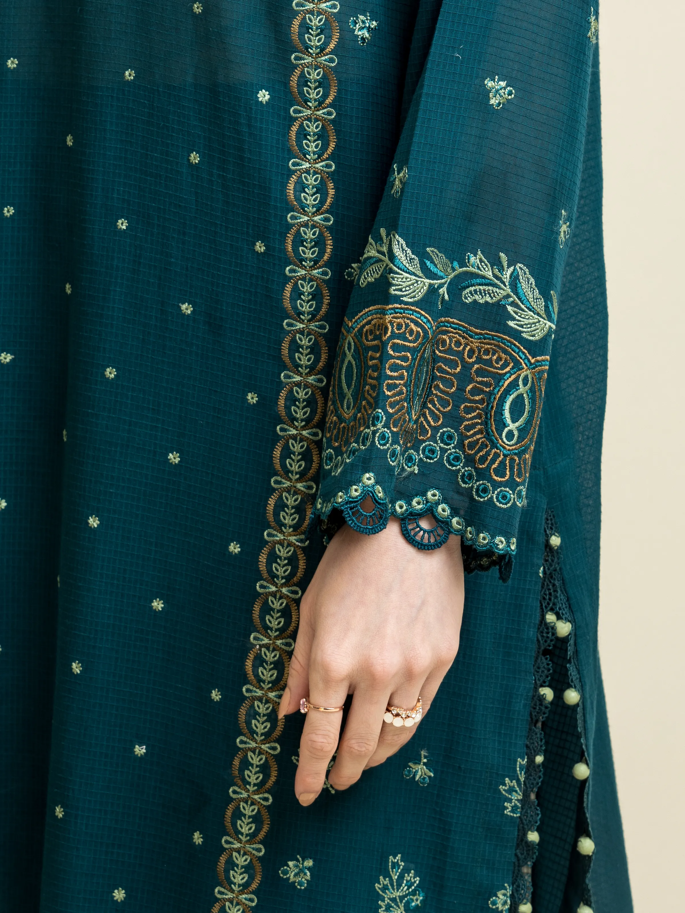 Unstitched Embroidered Lawn Slub Shirt - EWU5V1-31225S - Image 4